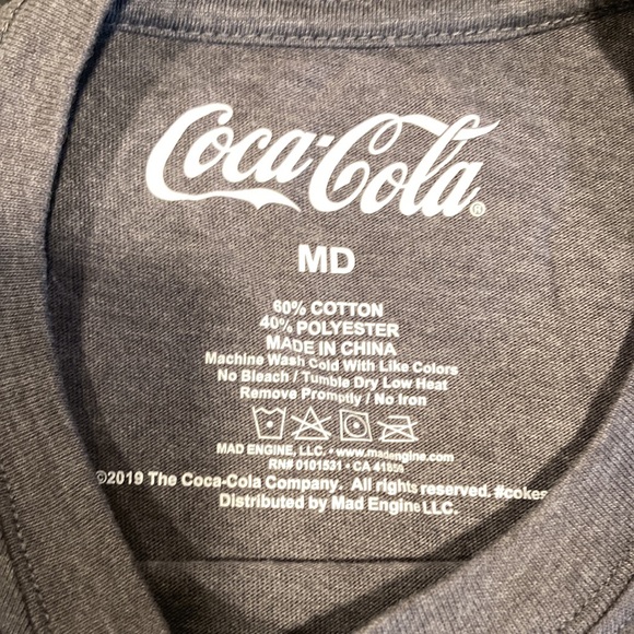 Like New Coca-Cola Shirt Sleeve Graphic T-Shirt - Picture 3 of 4
